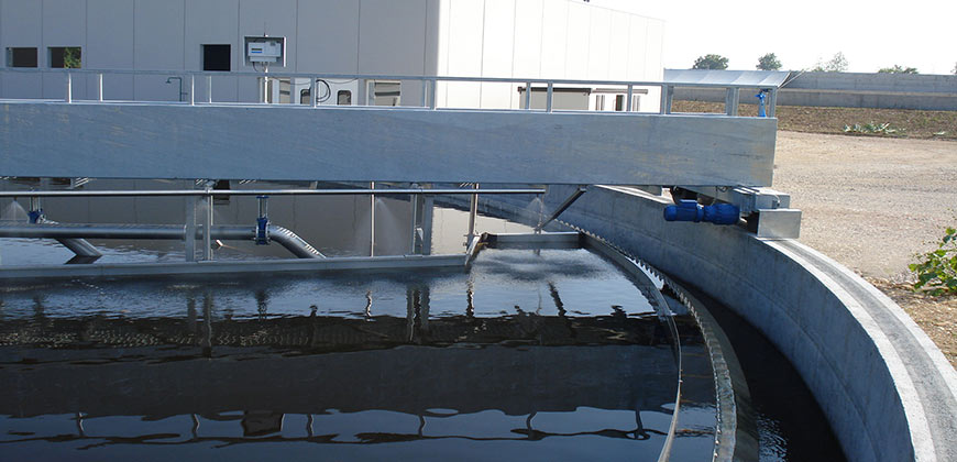 Peripheral traction clarifier with sludge suction 2