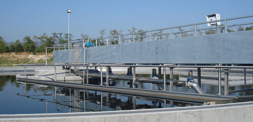 Peripheral traction clarifier with sludge suction 1